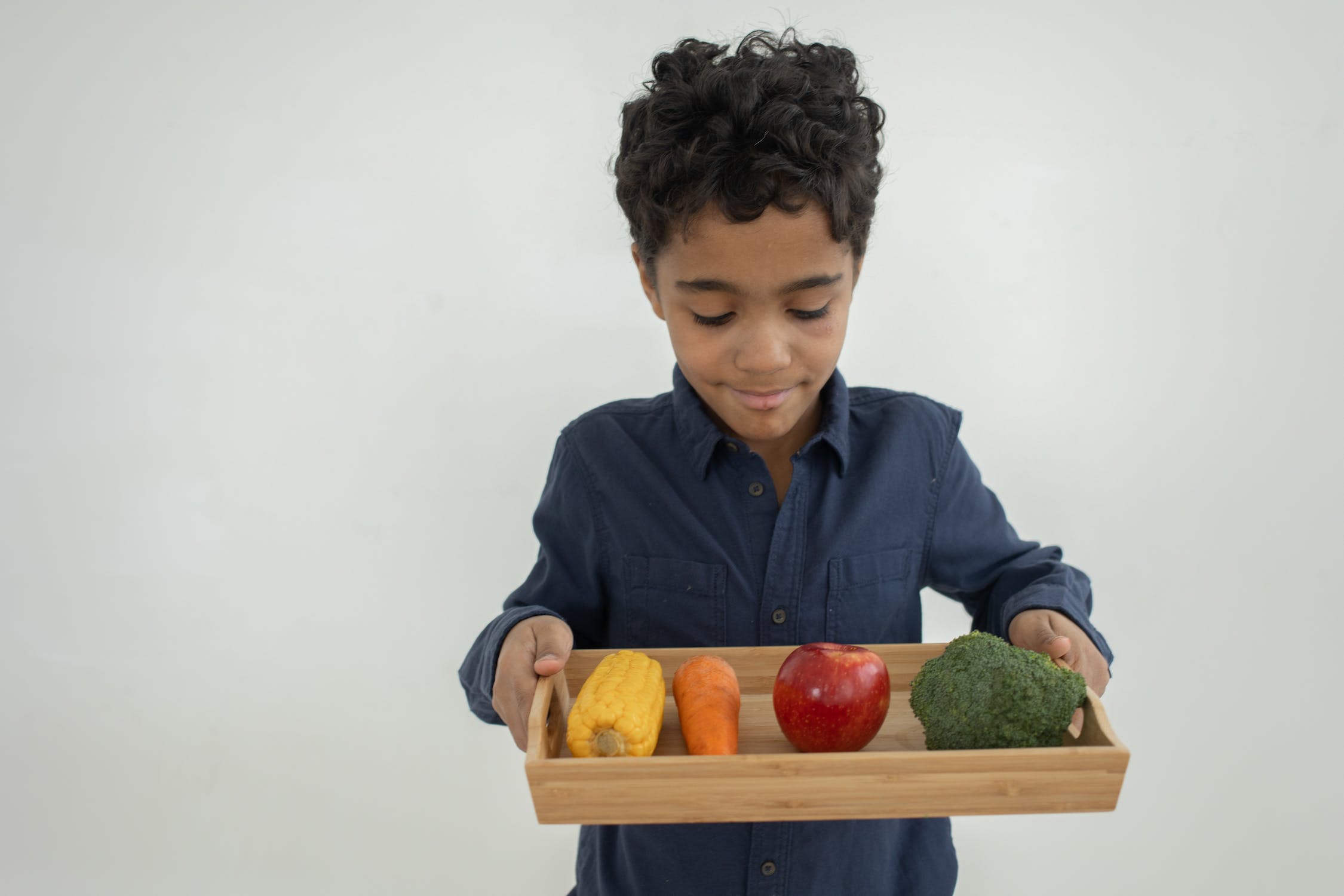 Child carrying veggies - plant-based diets are good for health 